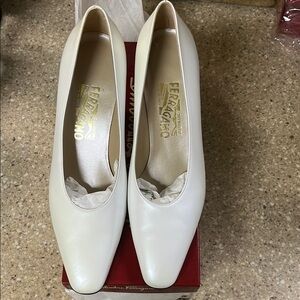 NWB Salvatore Ferragamo Women's off white Pumps